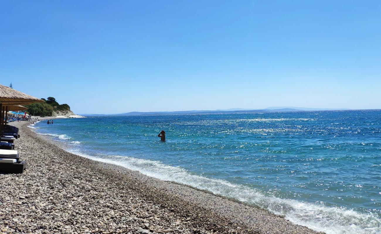 Photo de Agia Fotini avec galets beige de surface