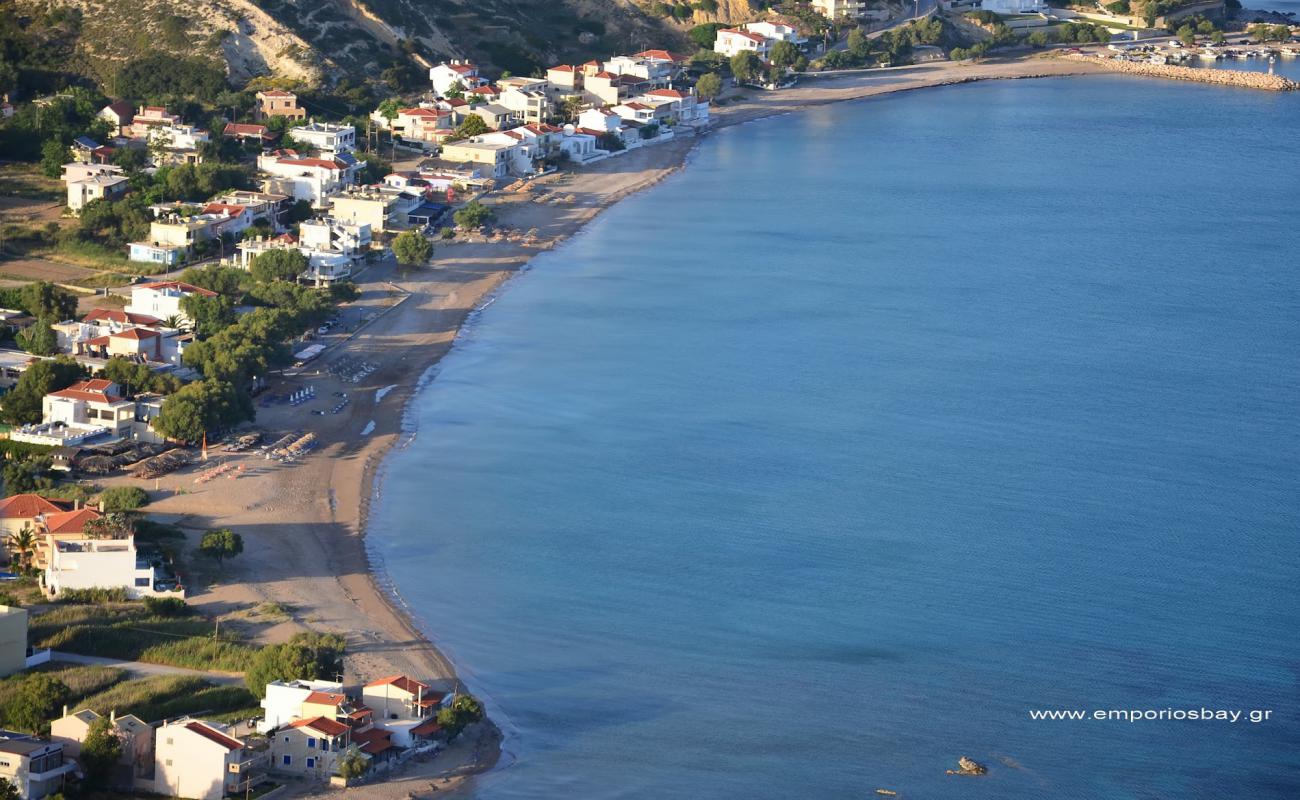 Photo de Paralia Komi avec sable noir & galets de surface