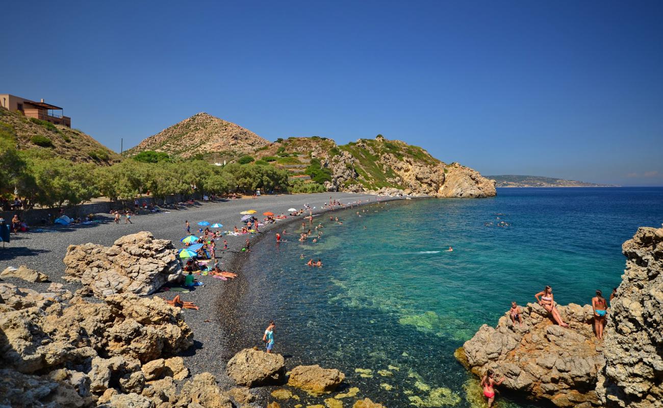 Photo de Mavros Gialos avec petits galets gris de surface
