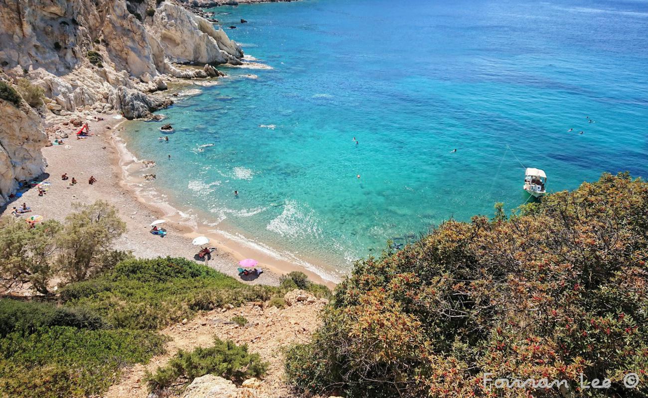 Photo de Paralia Vroulidia avec petits galets beige de surface