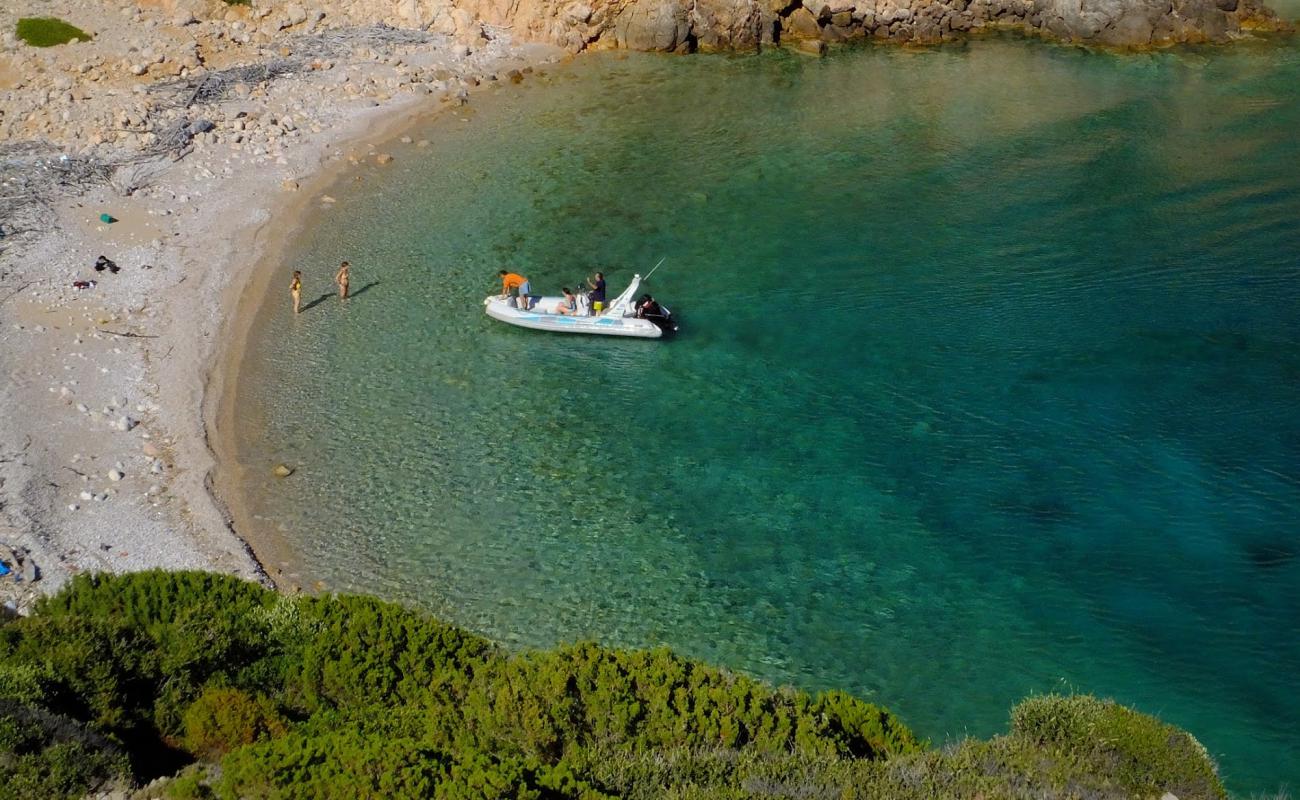 Photo de Agios Nikitas beach avec sable beige & pierres de surface
