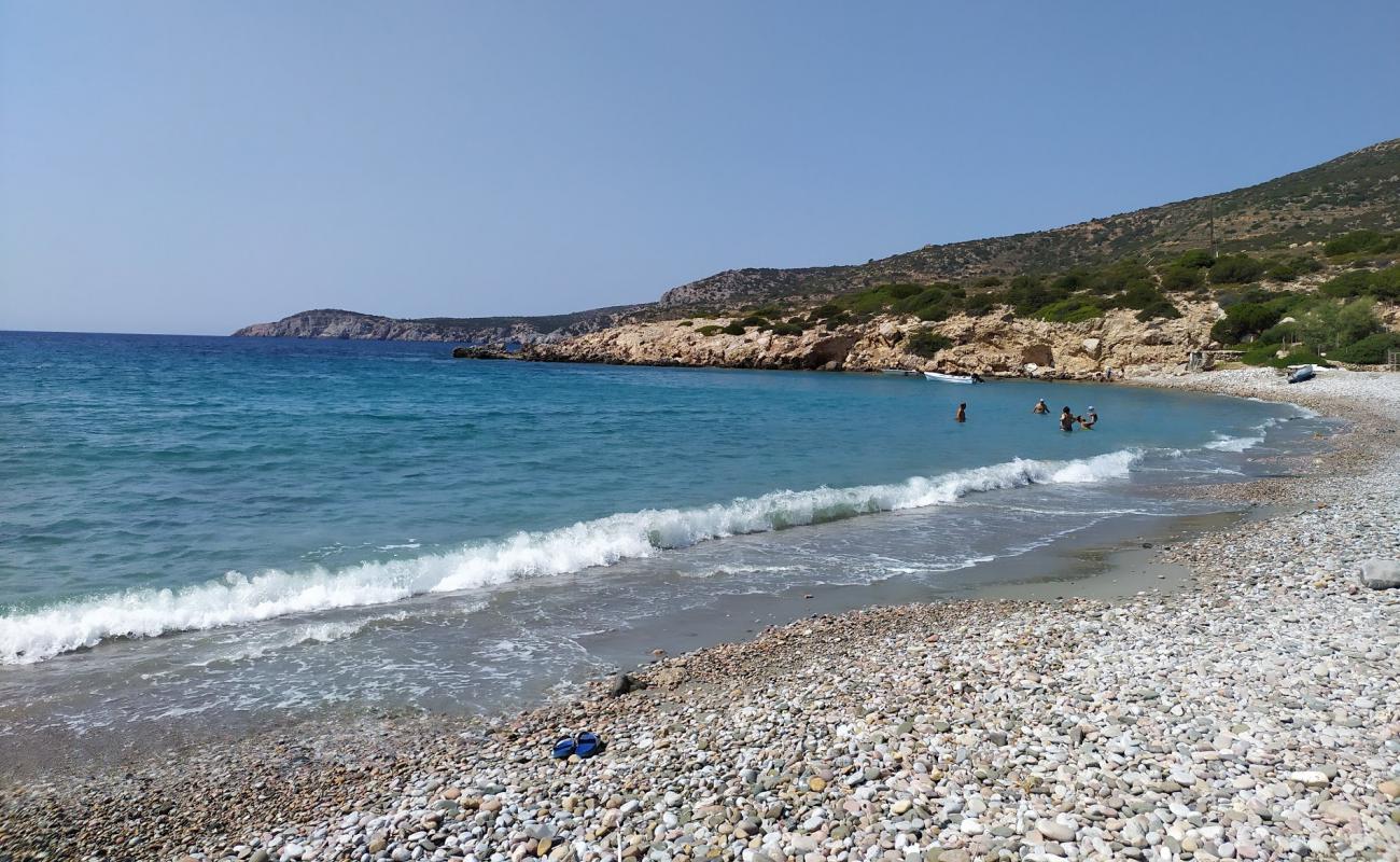 Photo de Paralia Karinta avec sable gris avec caillou de surface