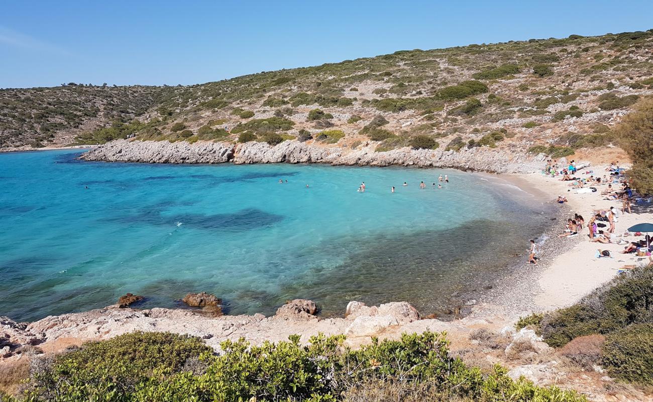 Photo de Plage Agios Dynami avec sable clair avec caillou de surface