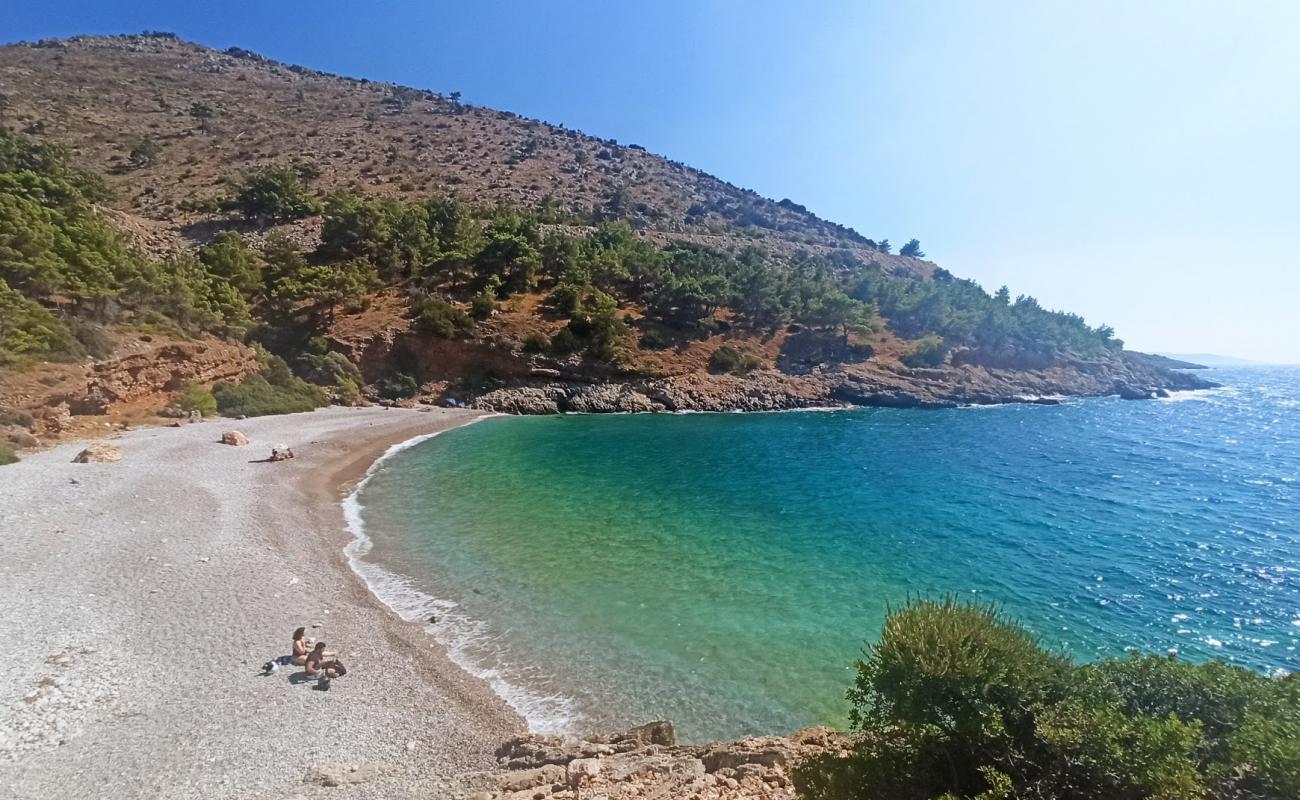 Photo de Paralia Giali avec petits galets bruns de surface