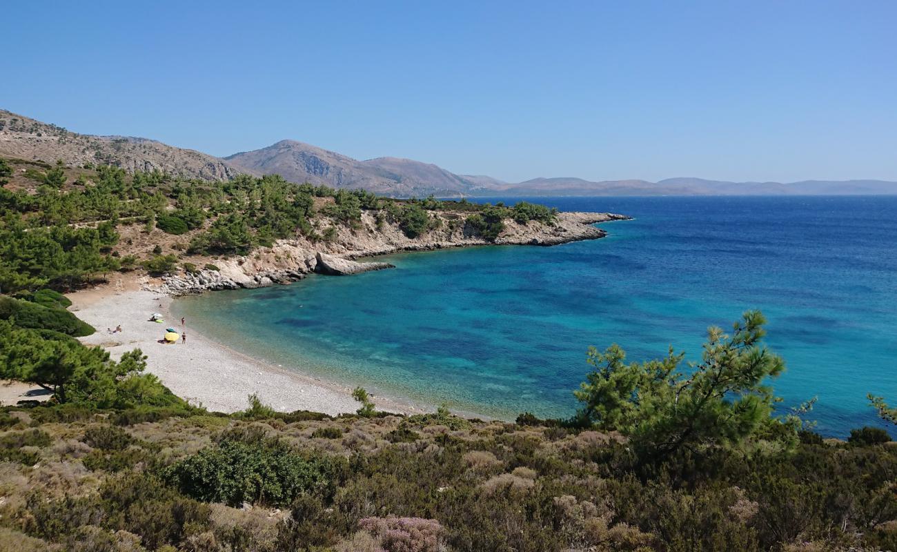 Photo de Tigani Beach avec galets beige de surface