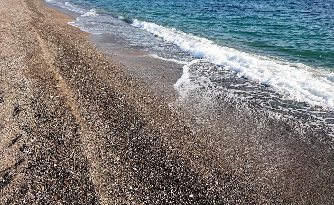 Photo de Managros Beach avec sable gris & galets de surface