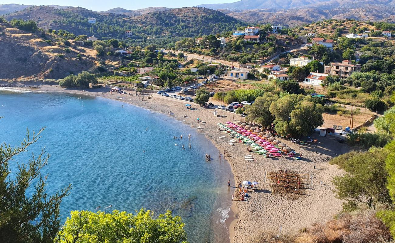 Photo de Paralia Lefkathia avec sable gris de surface