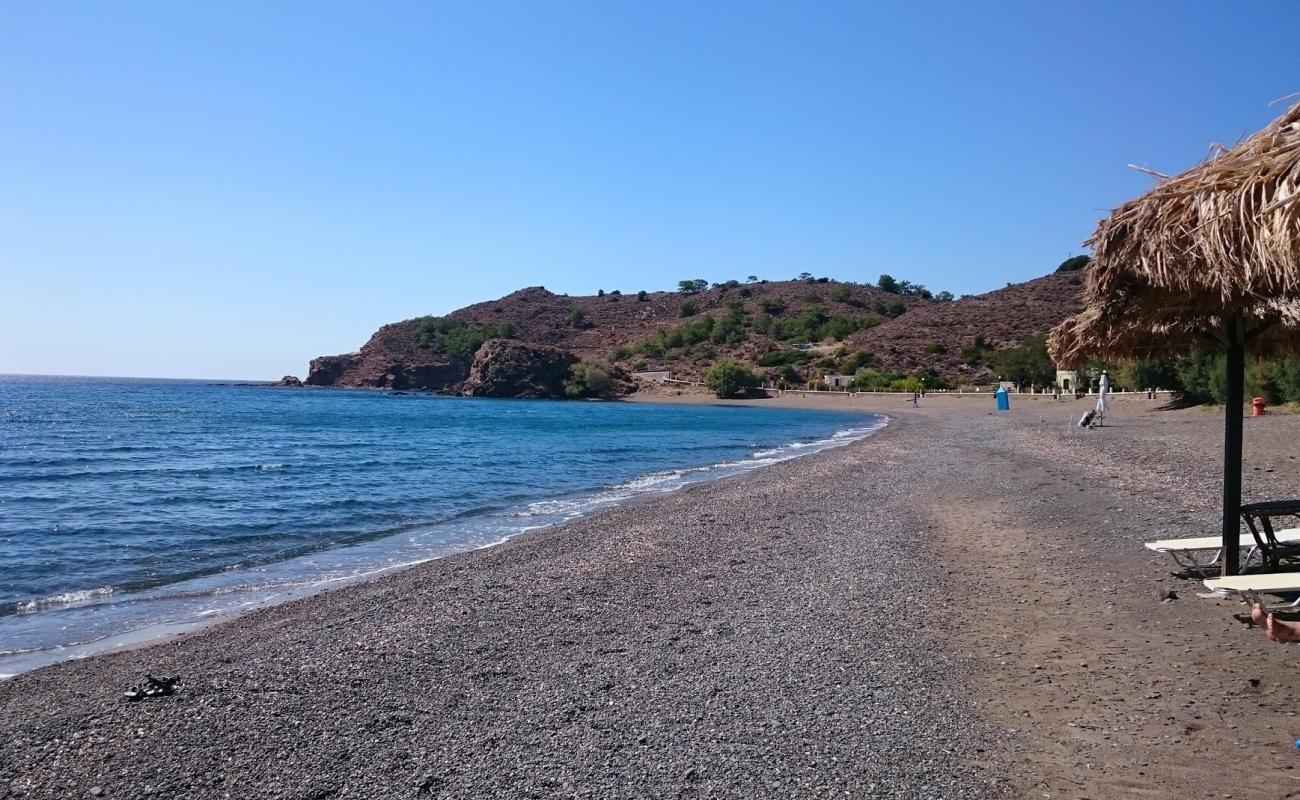 Photo de Limnos Beach avec sable gris & galets de surface