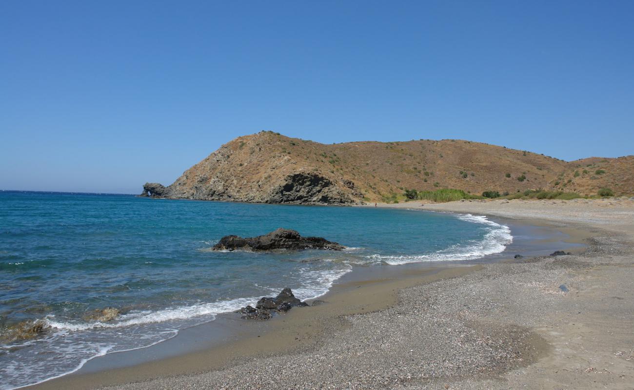 Photo de Koiliani Beach II avec sable gris & galets de surface