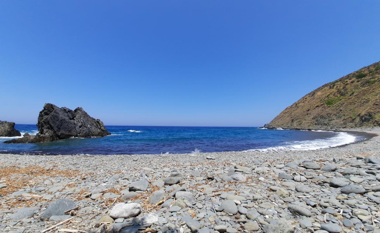 Photo de St. Georgios Beach avec galets gris de surface