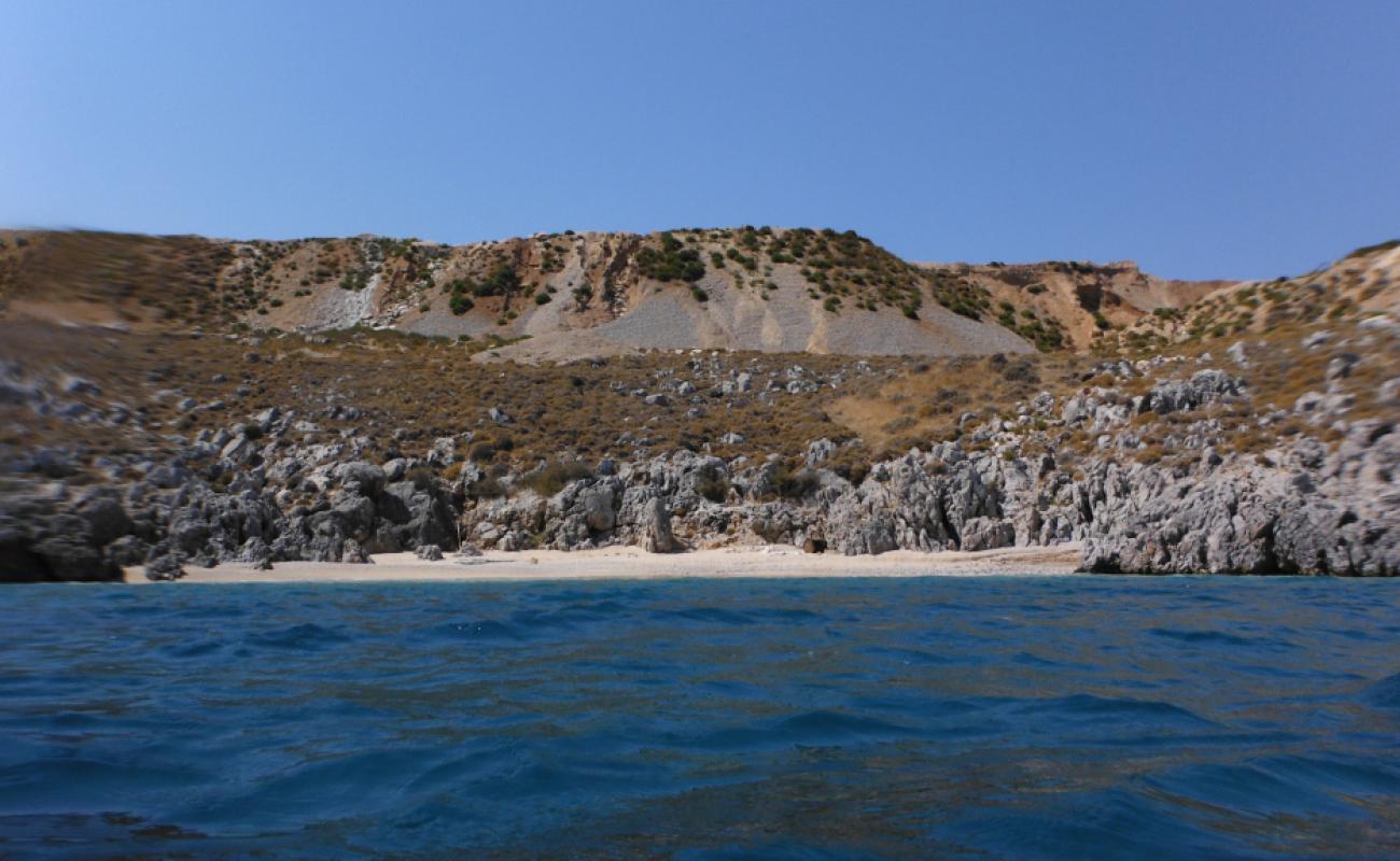 Photo de Glaroi Beach II avec sable beige de surface