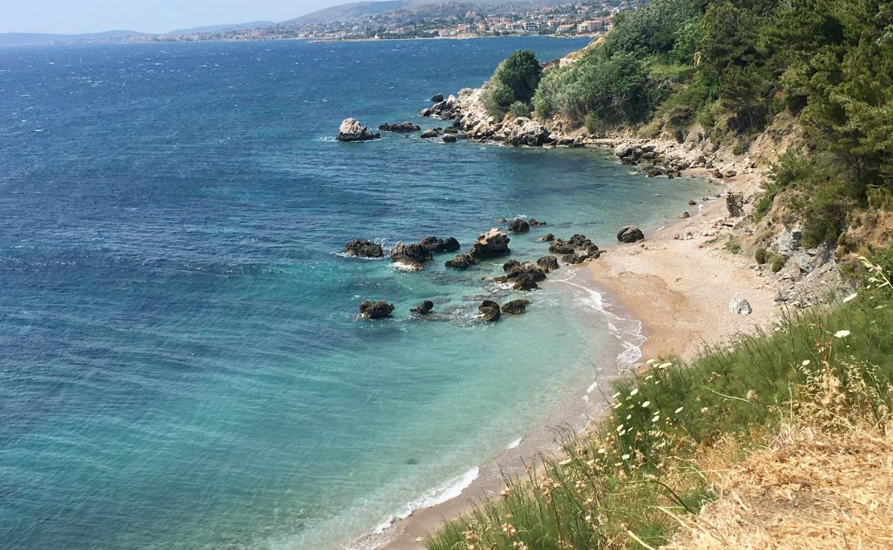 Photo de Mirsinidi Beach avec galets beige de surface