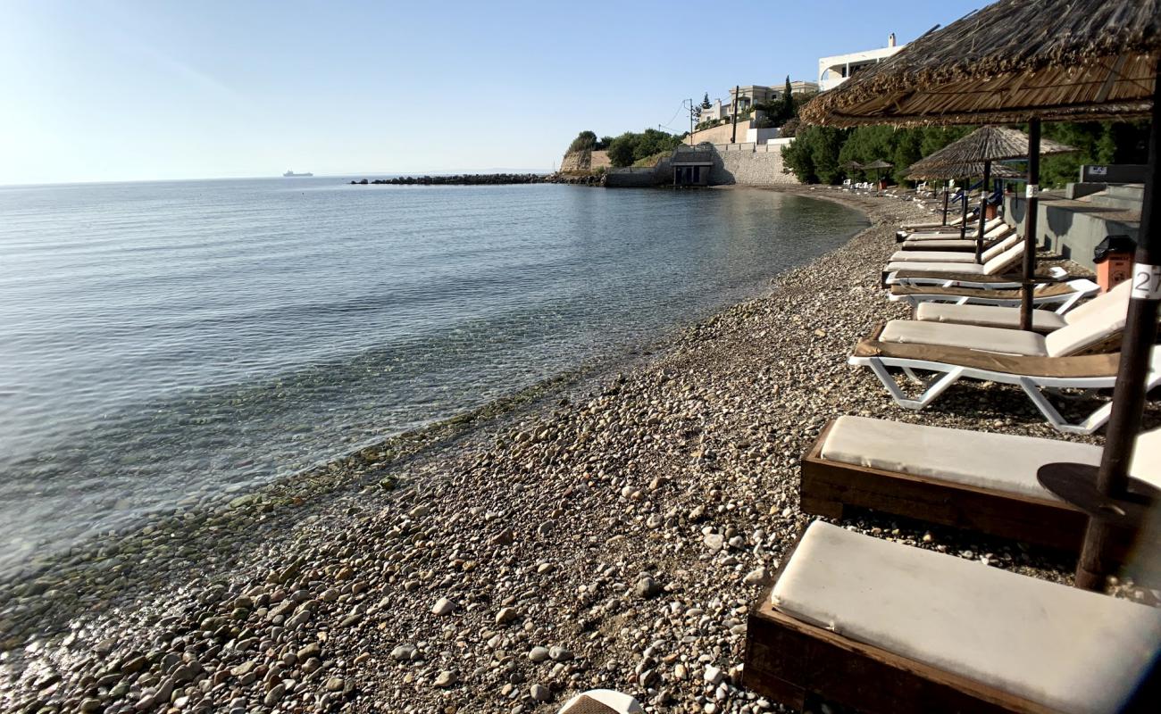 Photo de Lo Bay avec galets beige de surface