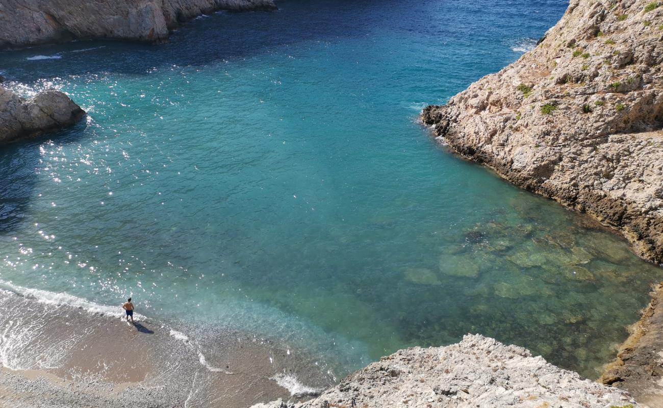 Photo de Mikri Vlychada avec sable beige & pierres de surface