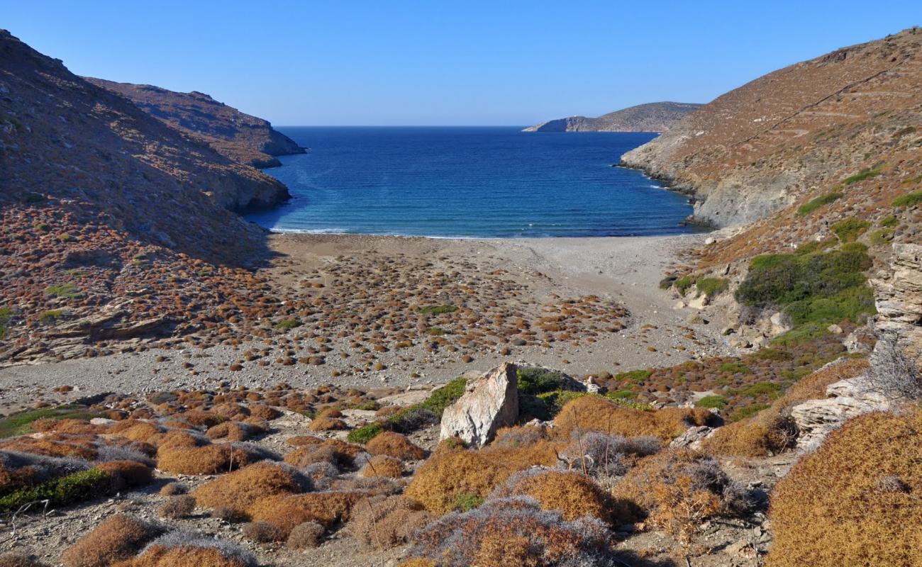 Photo de Paralia Agii Saranta avec sable gris & galets de surface