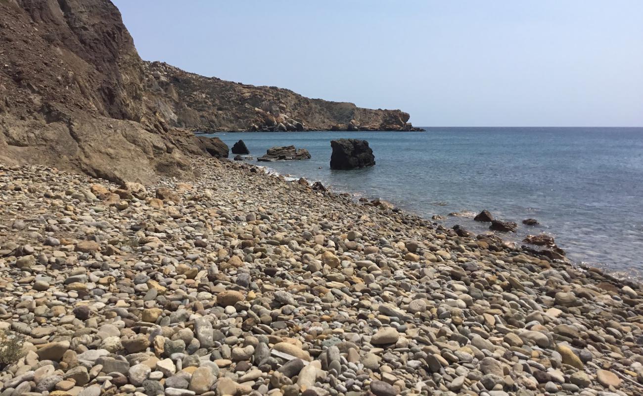 Photo de Anafi beach II avec sable clair avec caillou de surface