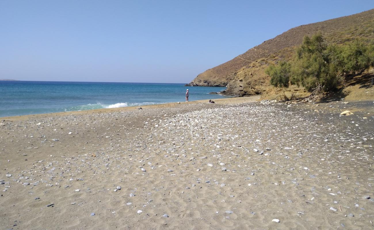 Photo de Megas Potamos avec sable gris avec roches de surface