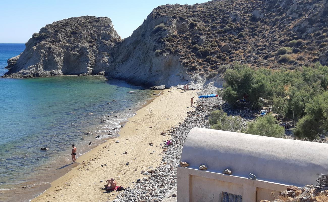 Photo de Katsouni beach avec sable clair avec caillou de surface