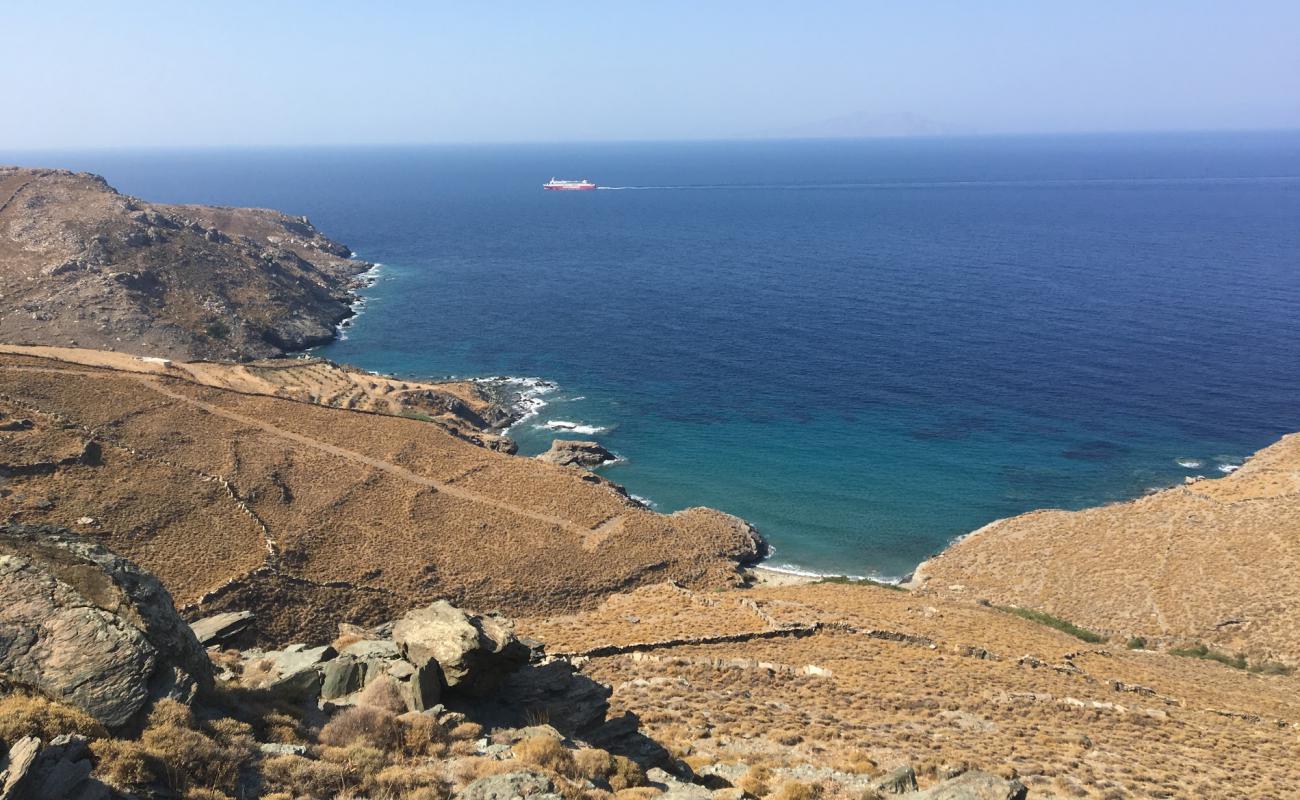 Photo de Yalia Beach avec sable brillant et rochers de surface