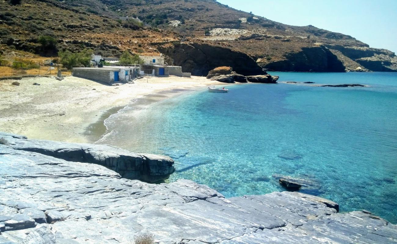 Photo de Paralia Plaka avec sable lumineux de surface