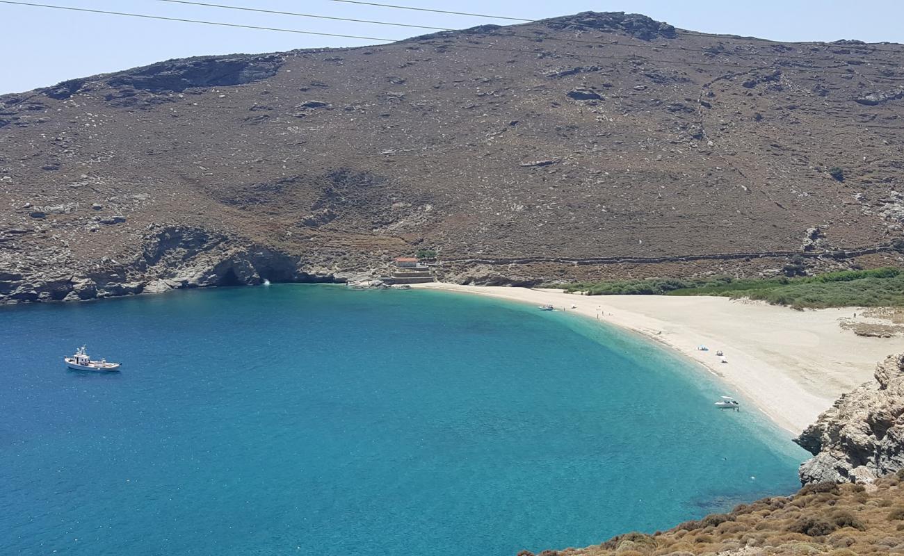 Photo de Melakonas Beach II avec sable lumineux de surface