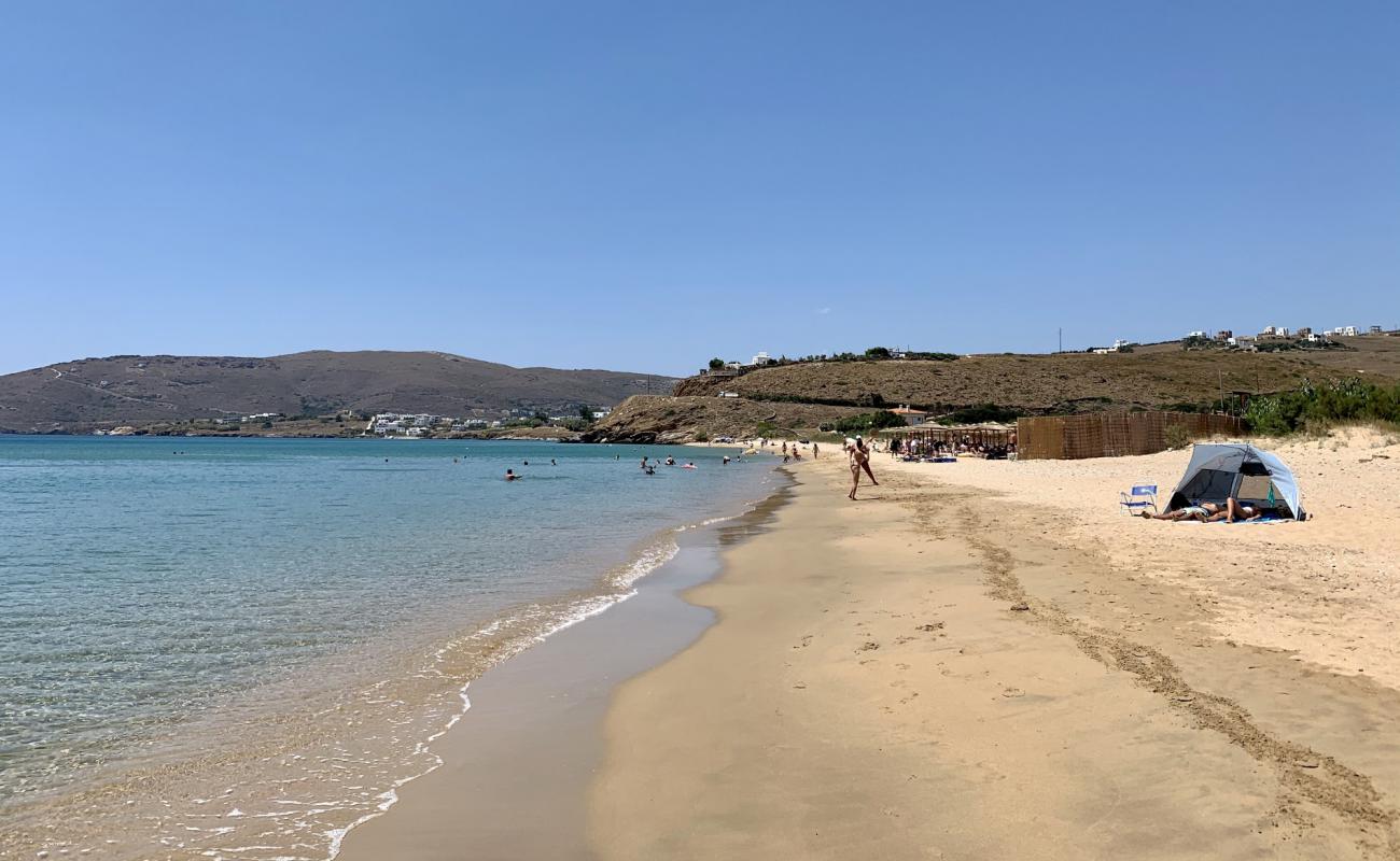 Photo de Agios Petros beach avec sable lumineux de surface