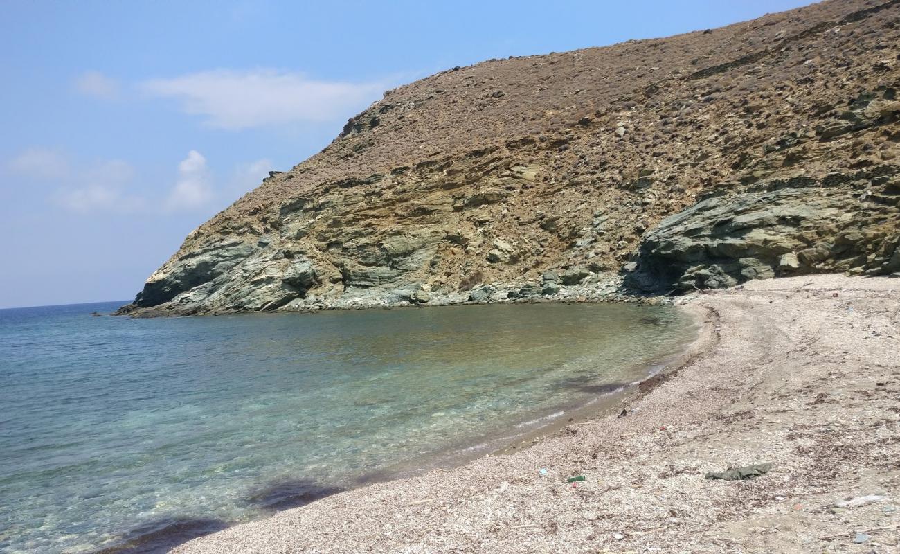 Photo de Mikri Peza avec galets beige de surface