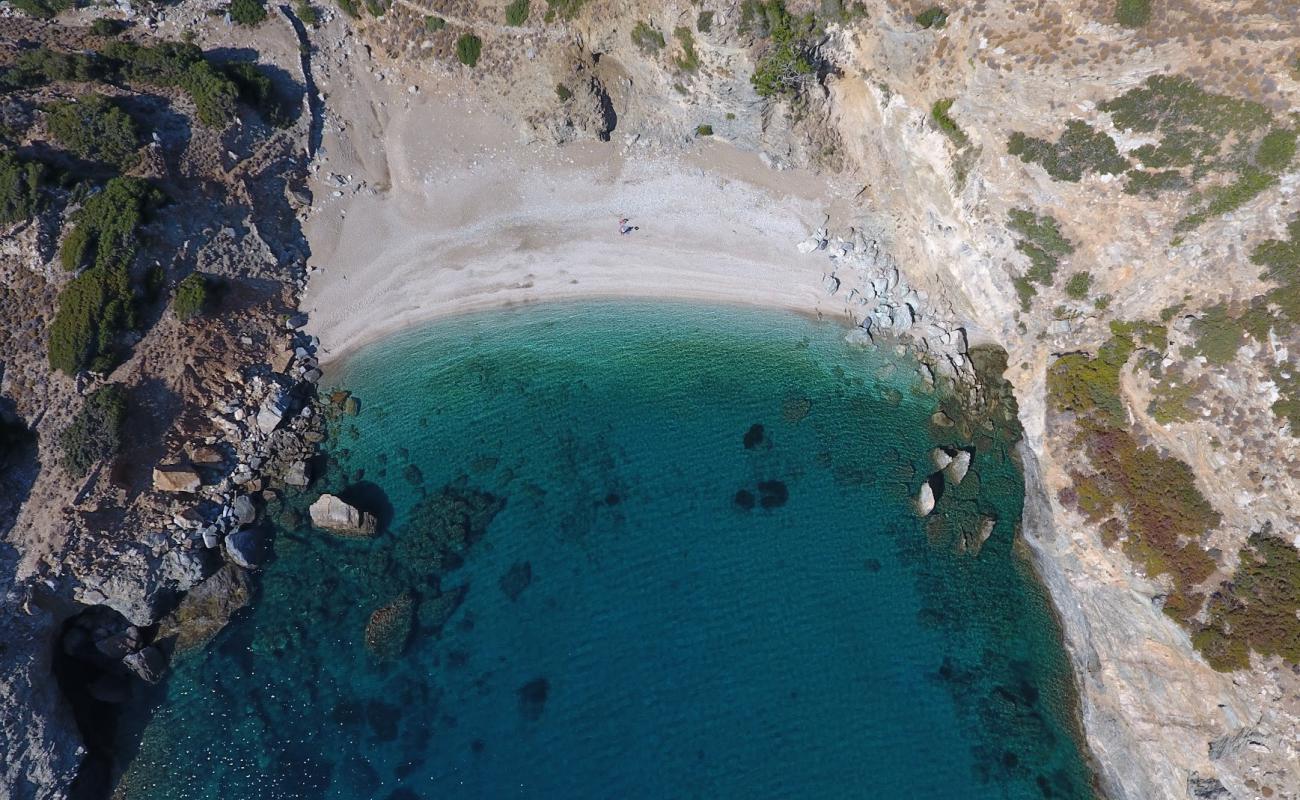 Photo de Mikrogiali beach avec caillou fin clair de surface