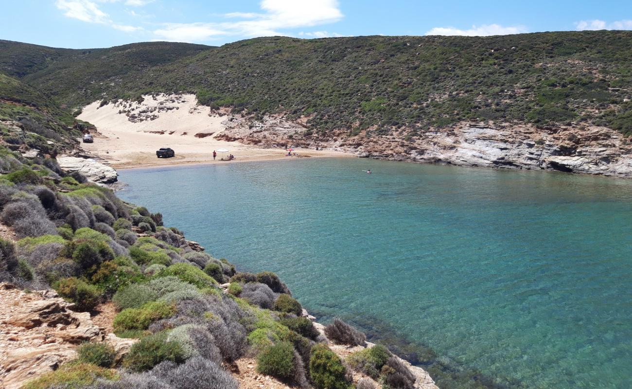 Photo de Little Ateni avec sable fin et lumineux de surface