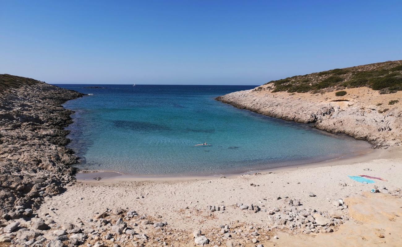 Photo de Faneromeni beach avec sable beige de surface