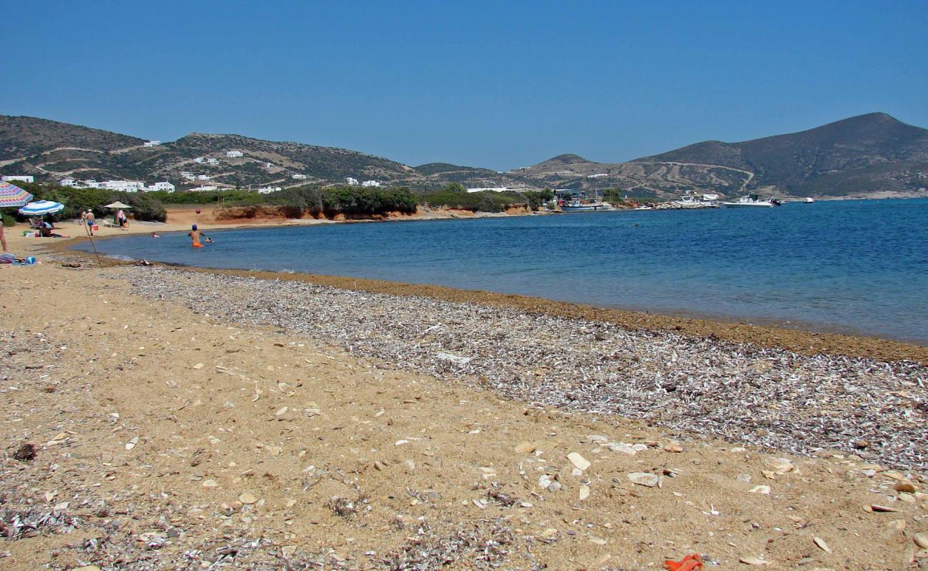 Photo de Agios Georgios beach avec sable brun de surface