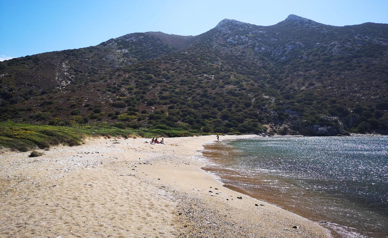 Photo de Paralia Monastiria avec sable noir & galets de surface