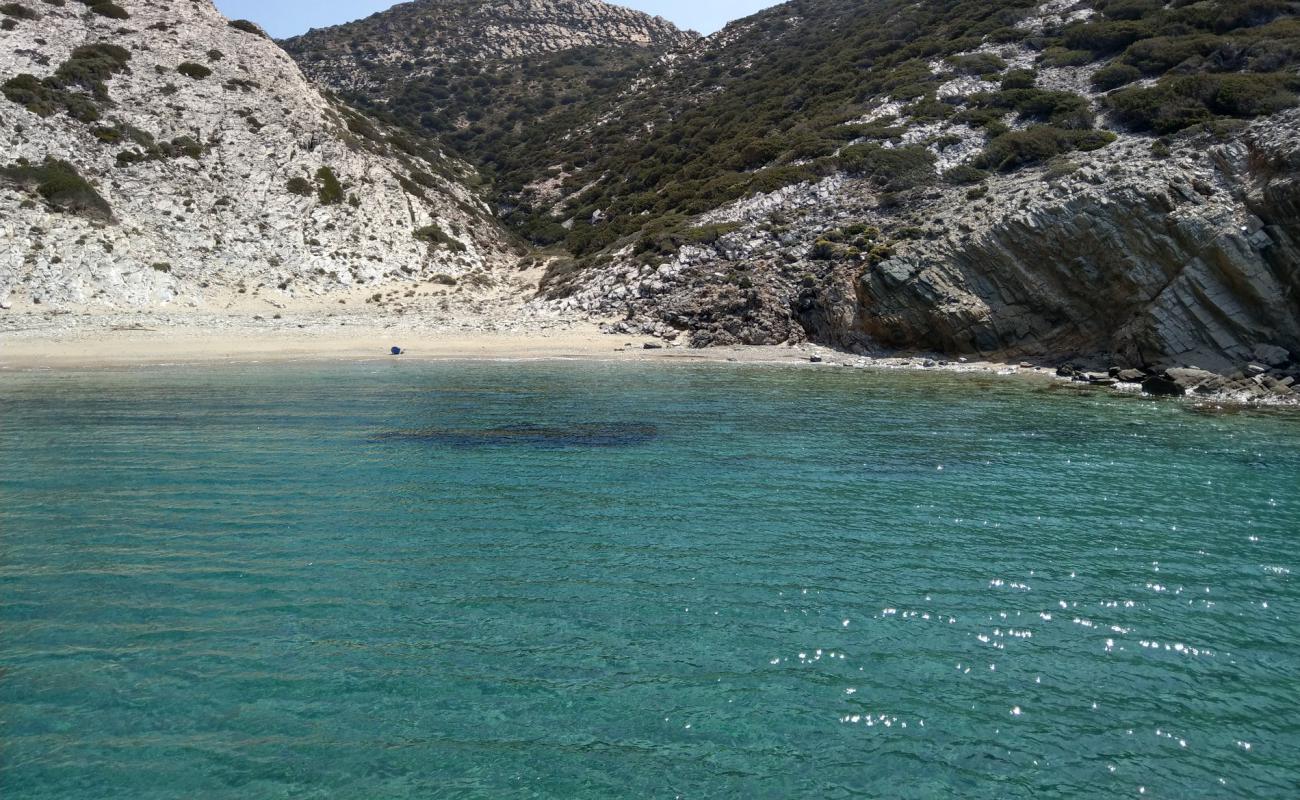 Photo de Small Monastery avec sable beige & galets de surface