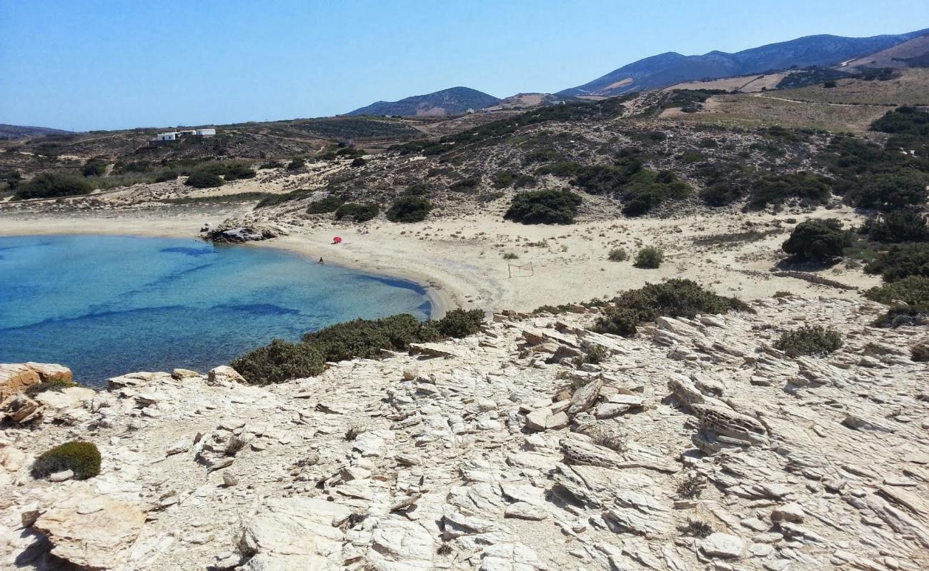 Photo de Livadia beach avec sable brun de surface