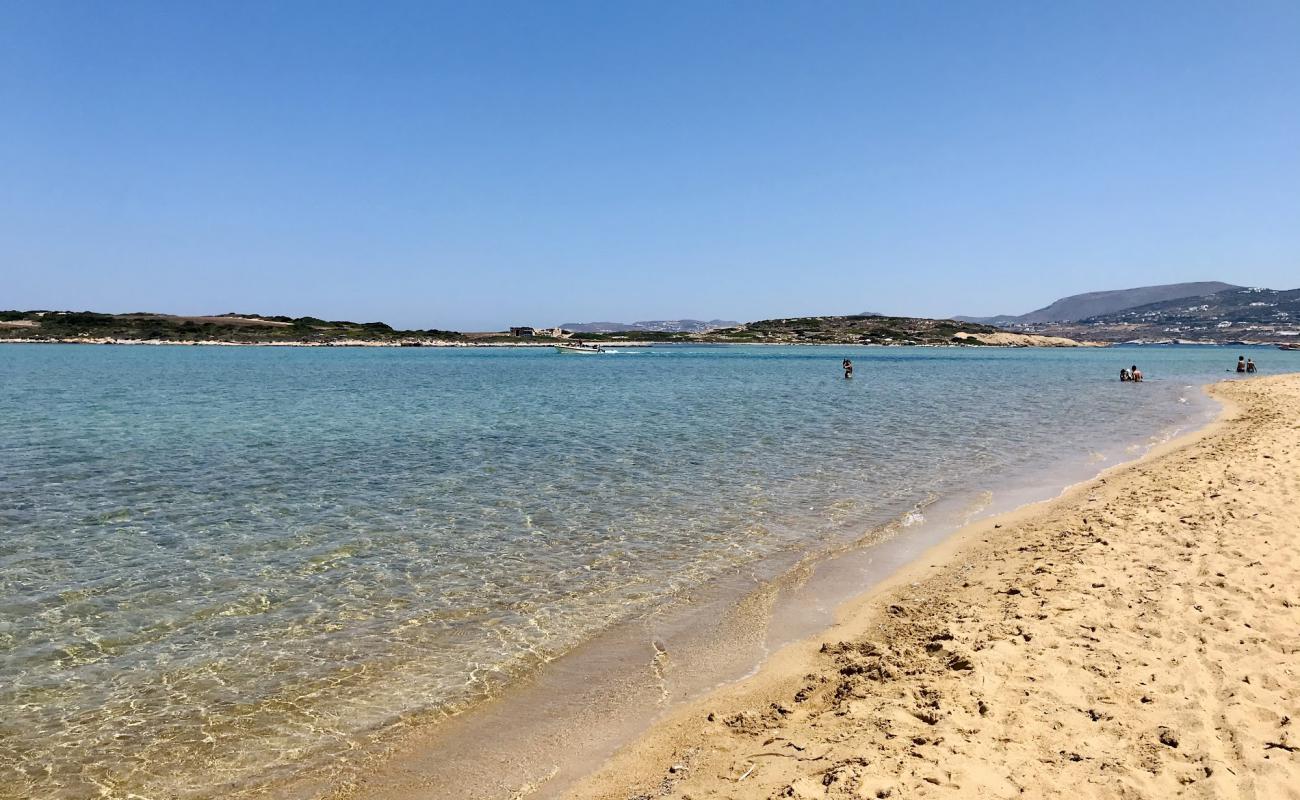 Photo de Antiparos beach avec sable brun de surface