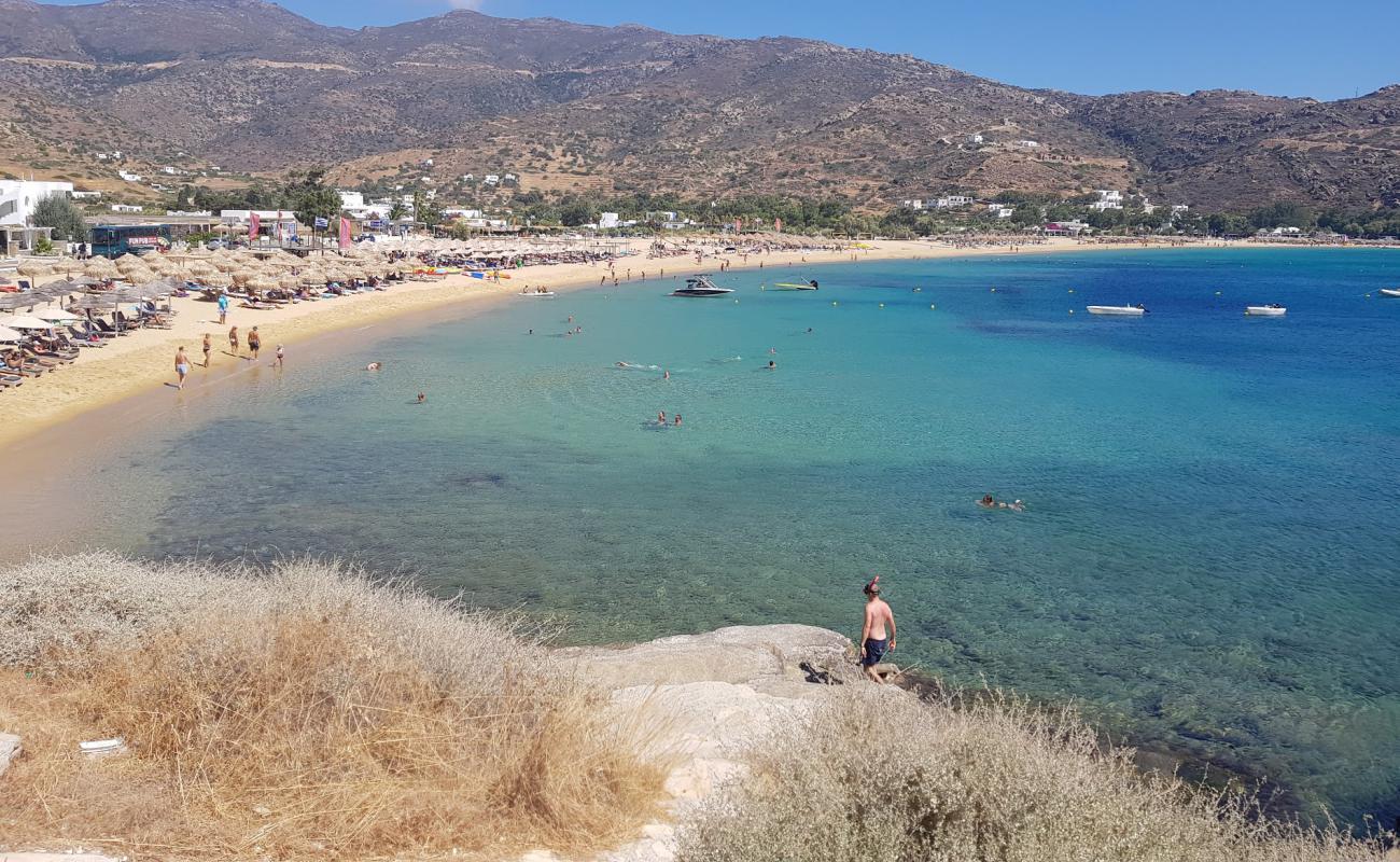 Photo de Plage de Mylopotas avec sable brun de surface