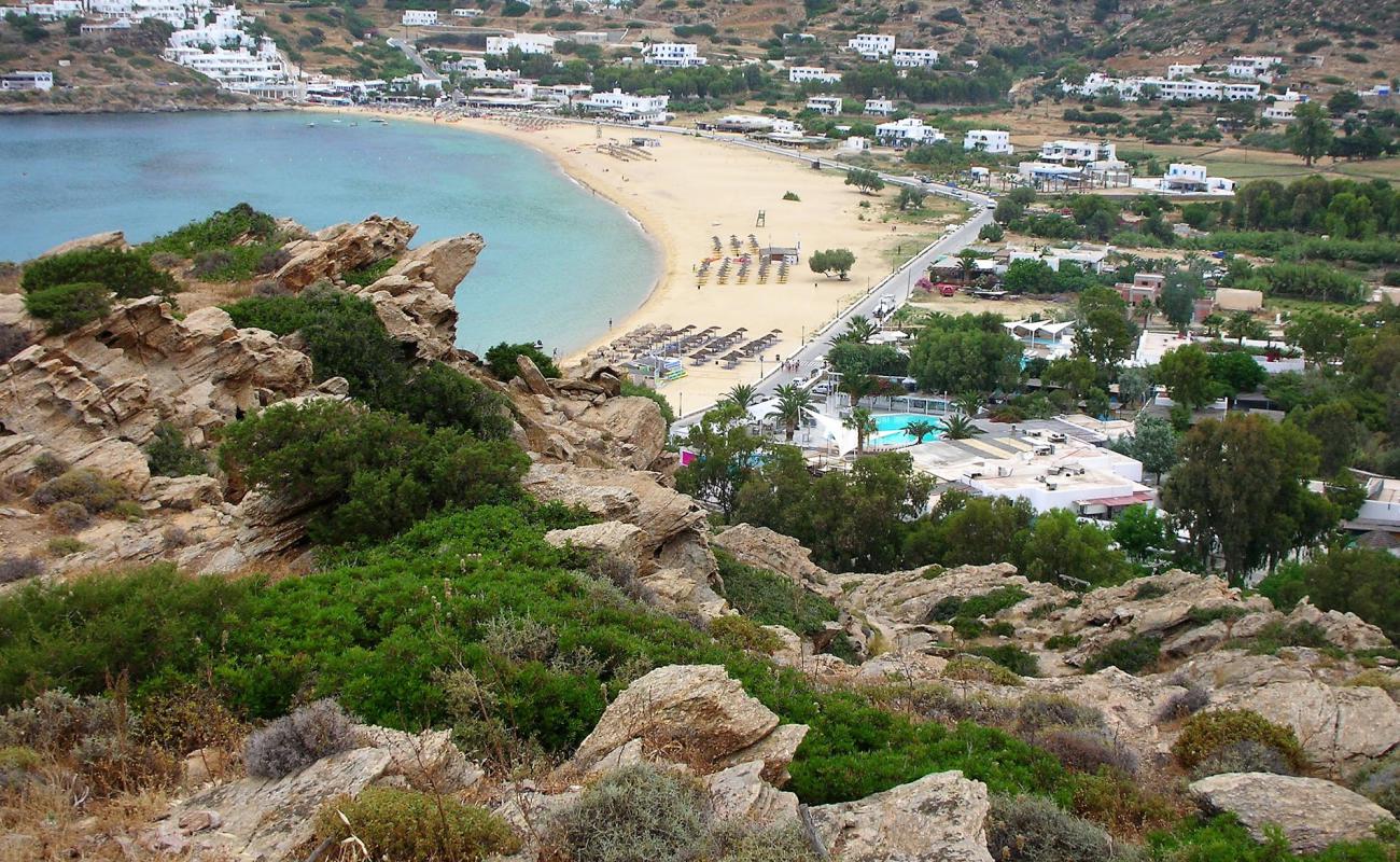 Photo de Paralia Gialos avec sable brun de surface