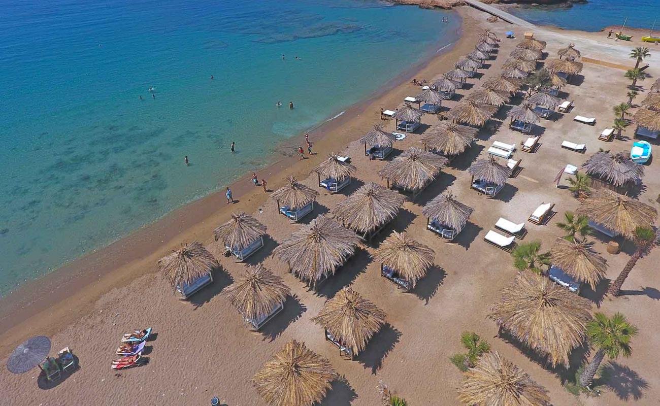 Photo de Paralia Koumpara avec sable brun de surface