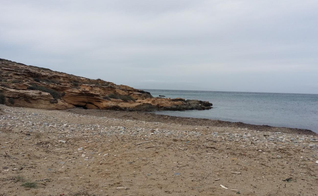 Photo de Paralia Plakotos avec sable noir avec caillou de surface