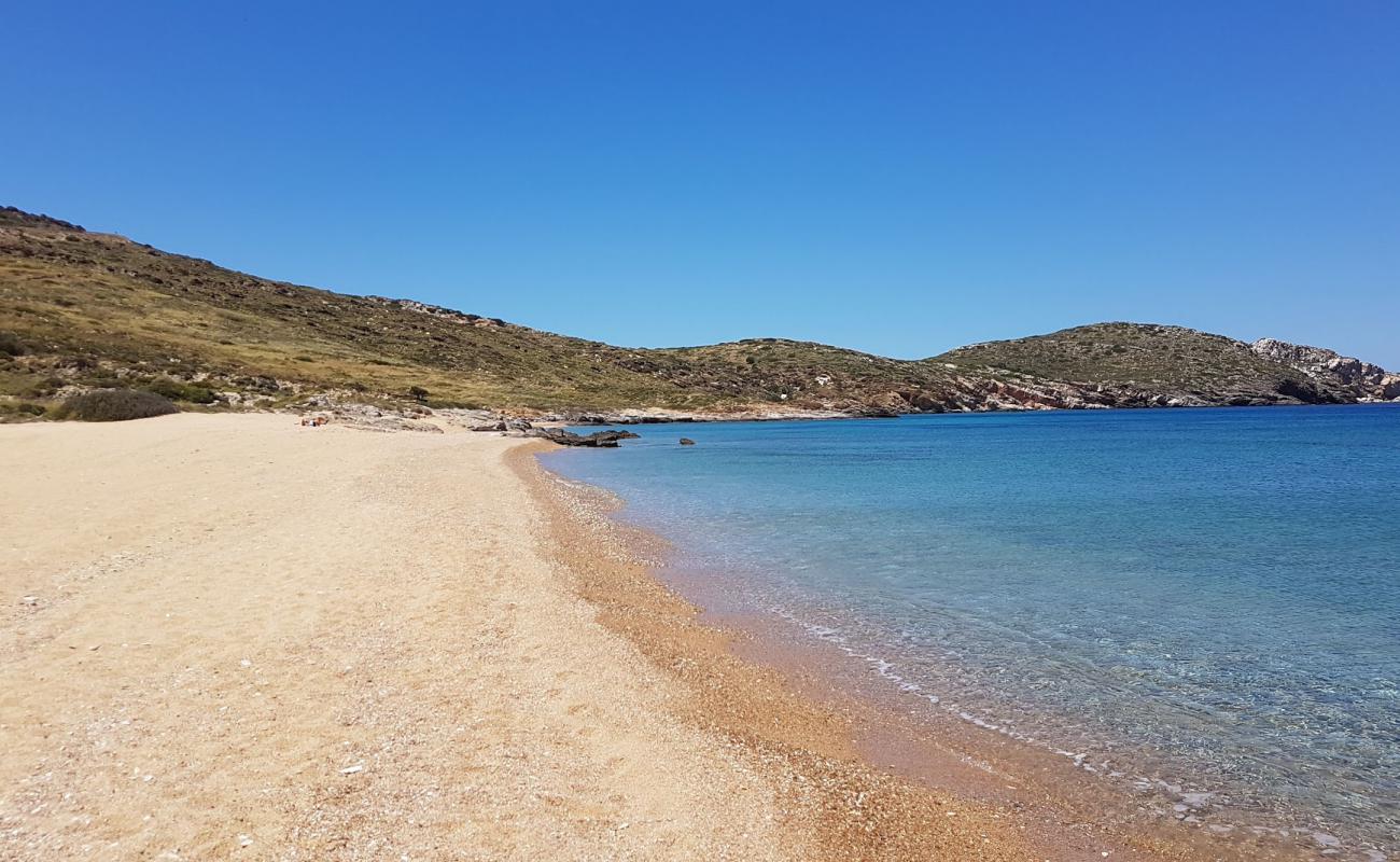 Photo de Paralia Psathi avec sable noir & galets de surface
