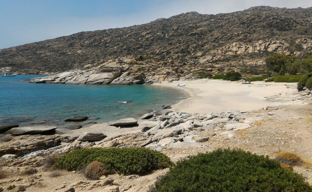 Photo de Santorini beach avec sable lumineux de surface