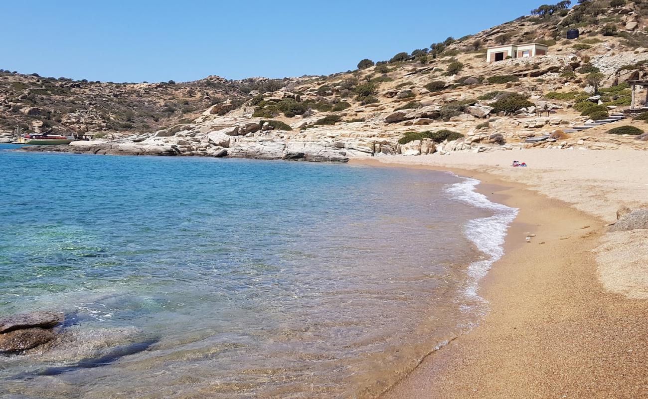 Photo de Paralia Pikri Nero avec sable beige de surface