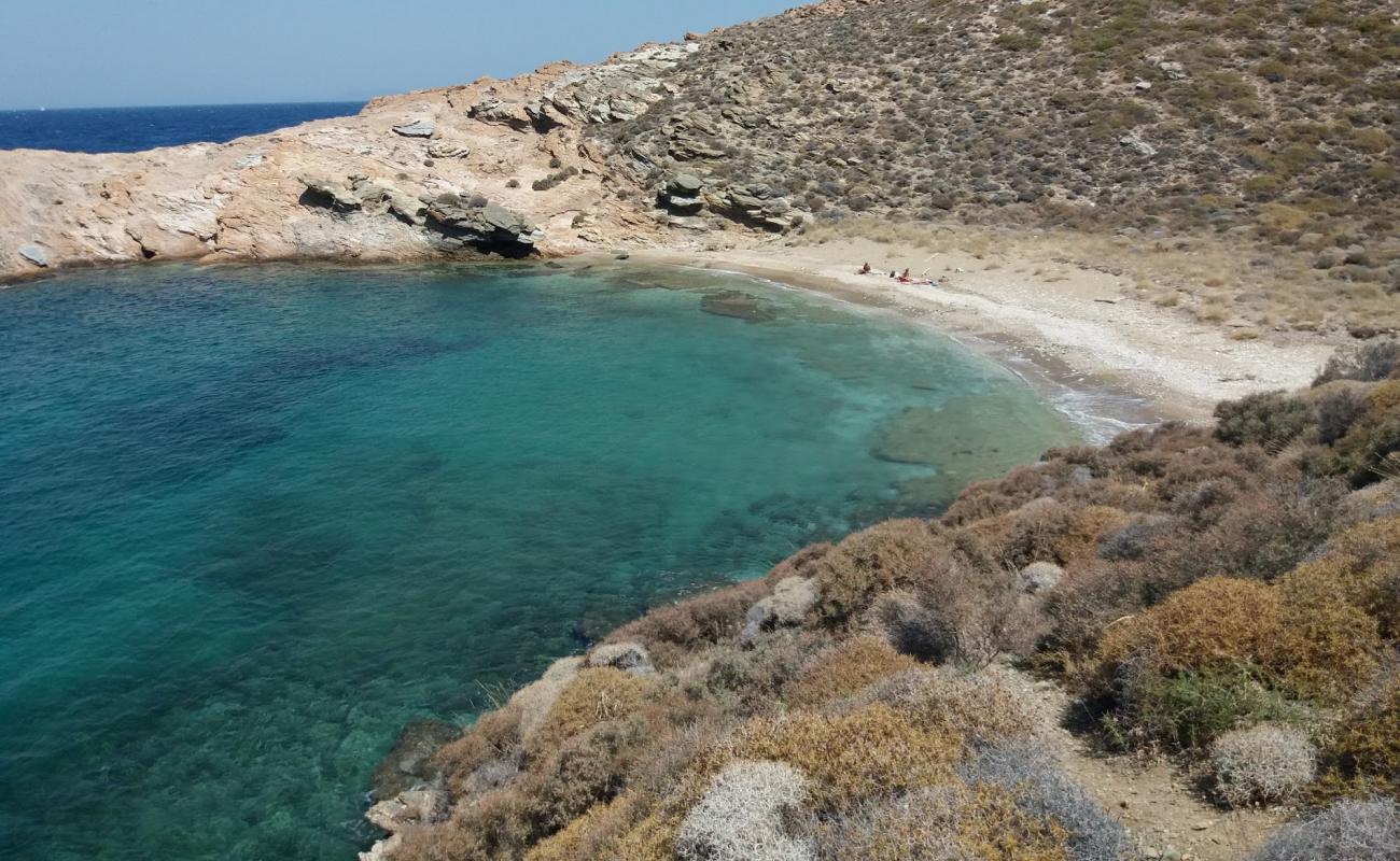 Photo de Ladous beach avec sable beige & galets de surface