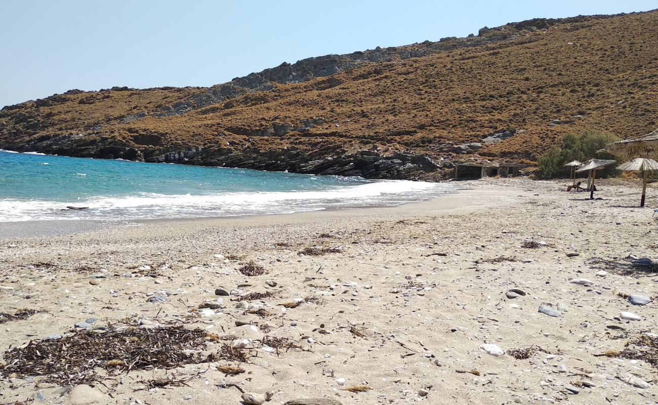 Photo de Paralia Orkou avec sable clair avec caillou de surface