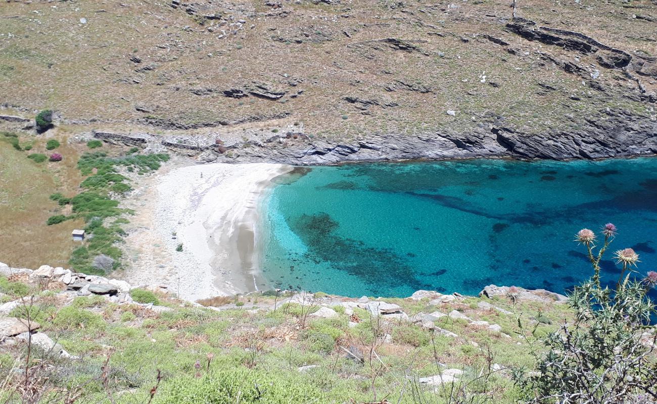 Photo de Paralia Tilegrafos avec sable clair avec caillou de surface