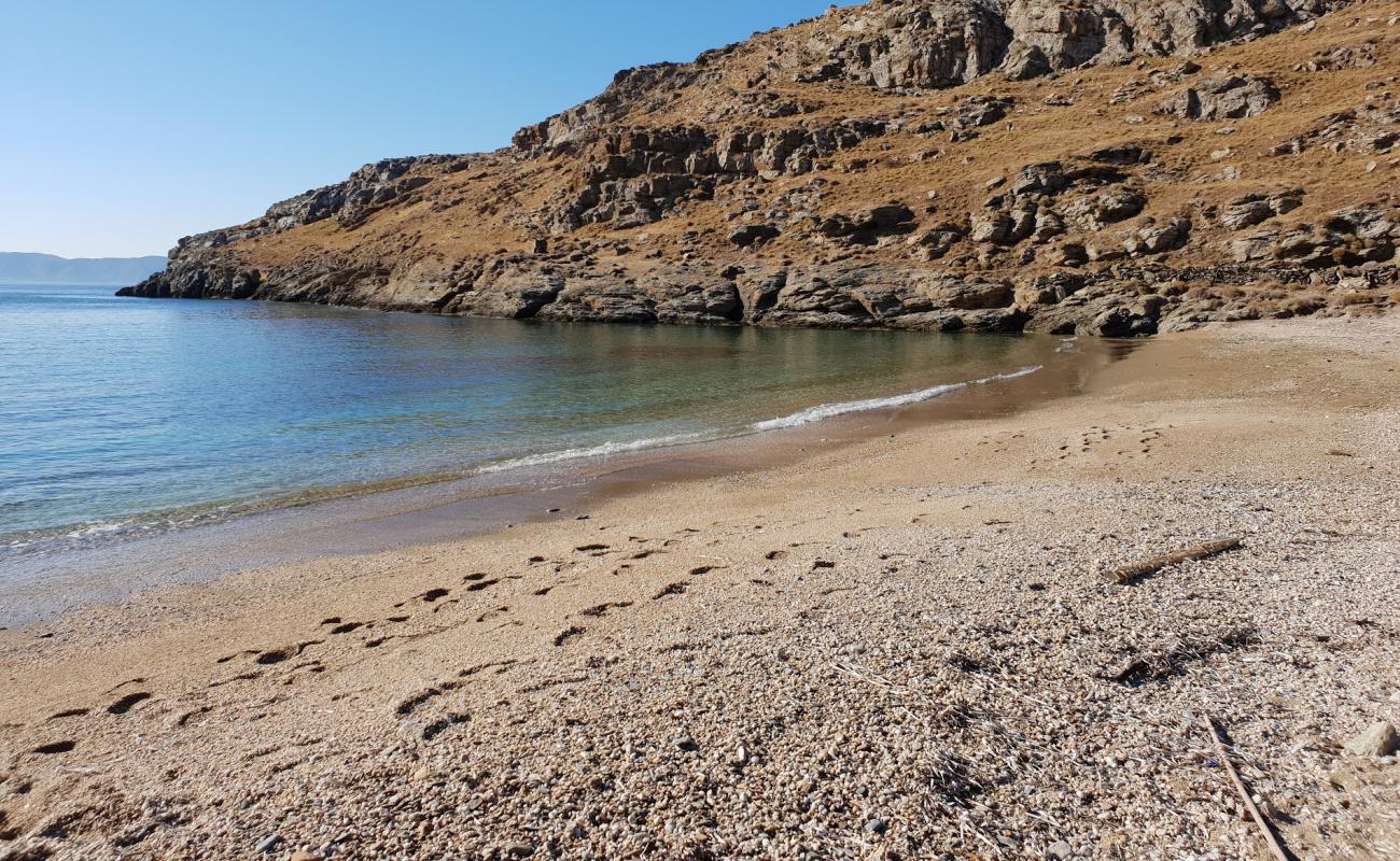 Photo de Schinos beach avec sable noir avec caillou de surface