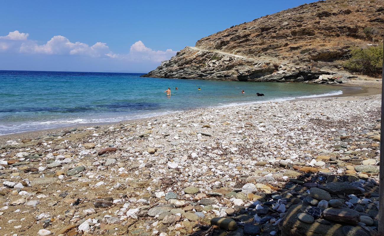 Photo de Liparo beach avec sable fin gris de surface