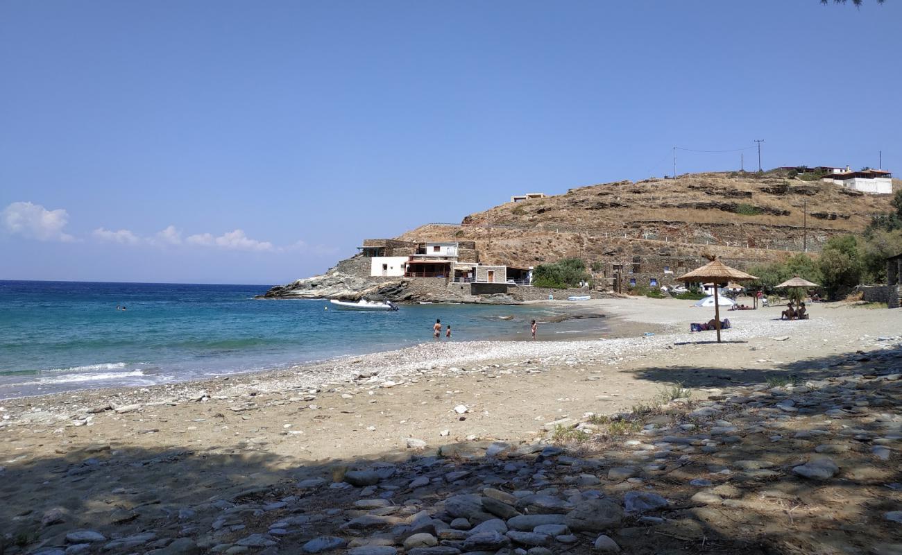 Photo de Kambi beach avec sable beige & galets de surface