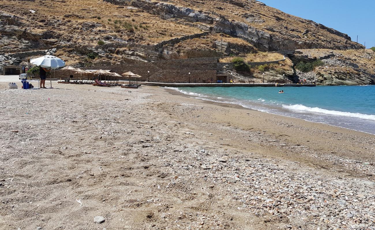 Photo de Paralia Pisses avec sable beige & galets de surface