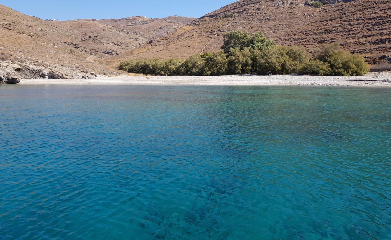 Photo de Paralia Vroskopos avec sable clair avec caillou de surface